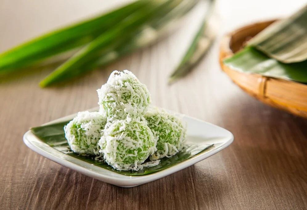 onde-onde-is-traditional-malay-snack-made-rice-ball-filled-with-brown-sugar-coated-grated-coconut